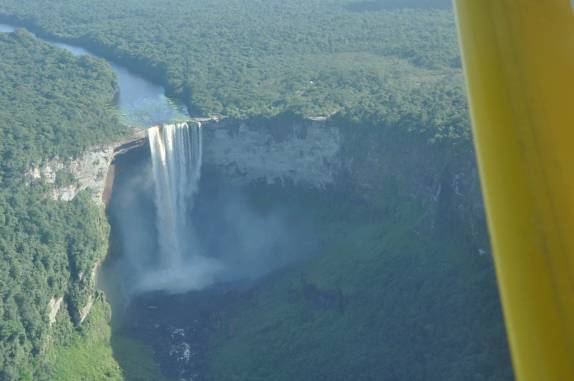 Sobrevoando a magnífica Kaiteur Falls, na Guiana